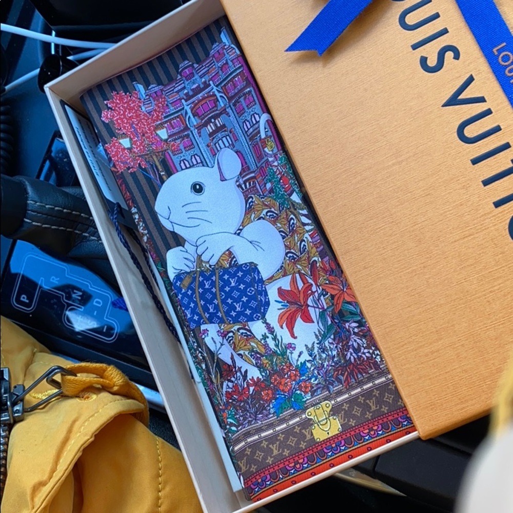 LOUIS Vuitton bandeau Happy New Year!